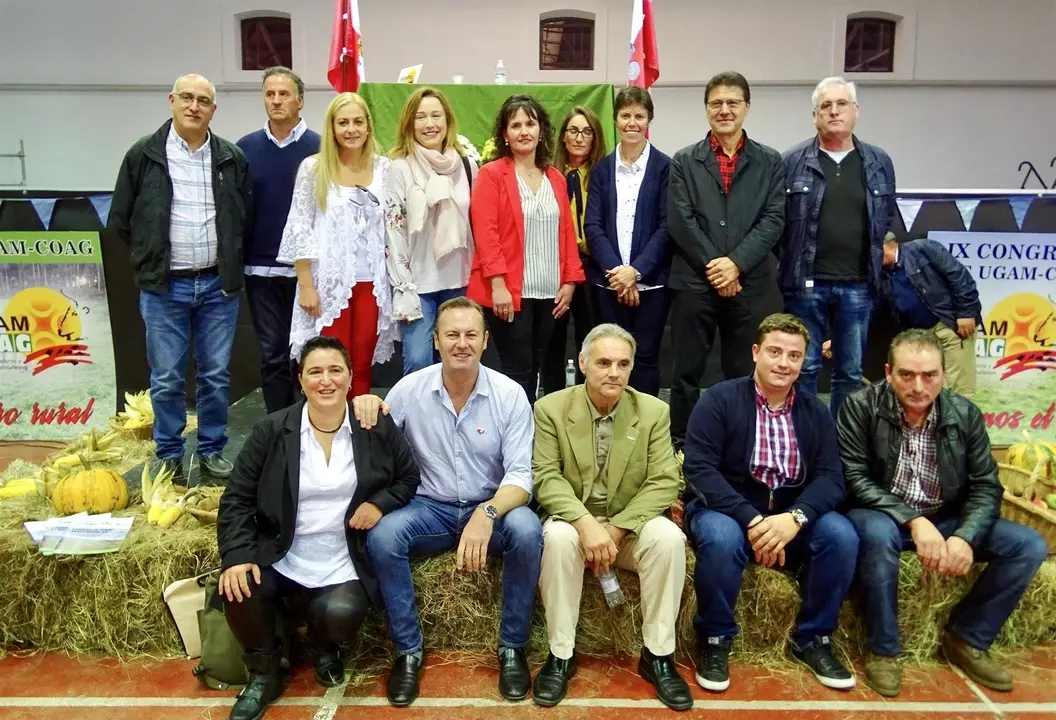 El reelegido como secretario general de UGAM-COAG en Cantabria, Gaspar Anabitarte (abajo en el centro), junto al consejero de Desarrollo Rural, Ganader&iacute;a, Pesca, Alimentaci&oacute;n y Medio Ambiente del Gobierno de Cantabria, Guillermo Blanco, entre otros