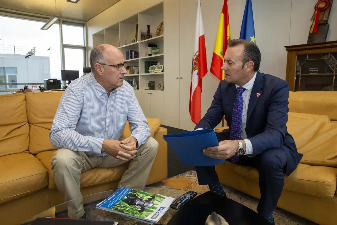 El presidente de la Red de Desarrollo Rural de Cantabria, Leoncio Carrascal (izda) y el consejero de Desarrollo Rural, Ganader&iacute;a, Pesca, Alimentaci&oacute;n y Medio Ambiente del Gobierno regional, Guillermo Blanco