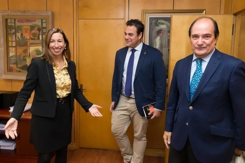 La consejera de Econom&iacute;a y Hacienda del Gobierno de Cantabria, Mar&iacute;a S&aacute;nchez (izda); el presidente de la C&aacute;mara de Comercio de Cantabria, Modesto Pi&ntilde;eiro (derecha) y el director general de la C&aacute;mara, Jes&uacute;s Tortosa del Valle (centro)