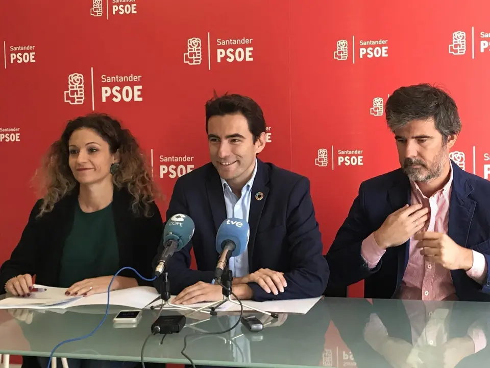 Rueda de prensa del secretario general del PSOE de Santander y portavoz municipal, Pedro Casares, junto a los concejales Ainoa Qui&ntilde;ones e N&eacute;stor Serrano