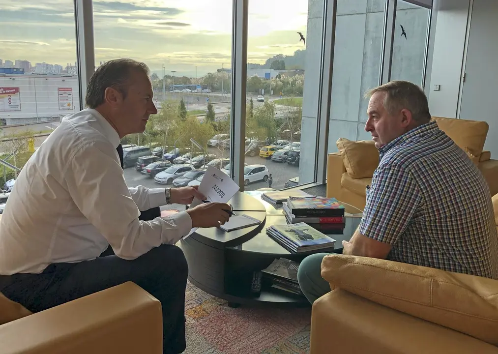 El consejero de Desarrollo Rural, Ganader&iacute;a, Pesca, Alimentaci&oacute;n y Medio Ambiente, Guillermo Blanco, recibe al alcalde de Luena, Jos&eacute; &Aacute;ngel Ruiz