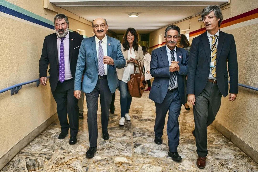 Los cabezas de lista del PRC al Congreso y al Senado, Jos&eacute; Mar&iacute;a Maz&oacute;n y Fernando Fern&aacute;ndez, y el l&iacute;der del PRC y presidente de Cantabria. Miguel &Aacute;ngel Revilla, visitan el centro hospitalario Padre Menni