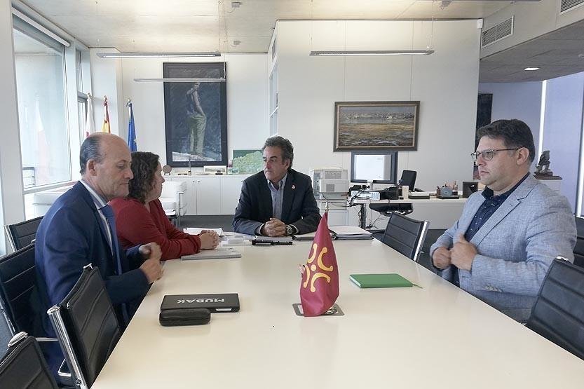 El consejero de Innovación, Industria, Transporte y Comercio, Francisco Martín, se ha reunido con representantes de la Asociación Cántabra de Empresarias de la Madera y del Comercio del Mueble (ACEMM)