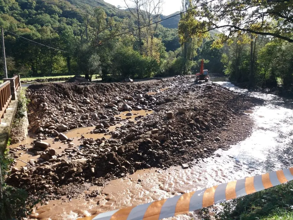 Trabajos de recuperaci&oacute;n del R&iacute;o Bayones, en Ucieda