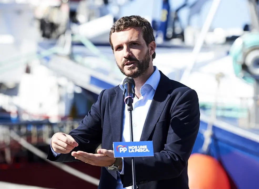 El presidente del Partido Popular, Pablo Casado, ofrece declaraciones a los medios de comunicaci&oacute;n, en el puerto de Santo&ntilde;a (Cantabria), a 10 de octubre de 2019.
