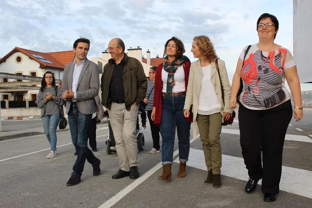 Los candidatos del PSOE al Congreso y al Senado, Pedro Casares e Isabel Fern&aacute;ndez, se re&uacute;nen con la Cofrad&iacute;a de Pescadores de San Vicente de la Barquera