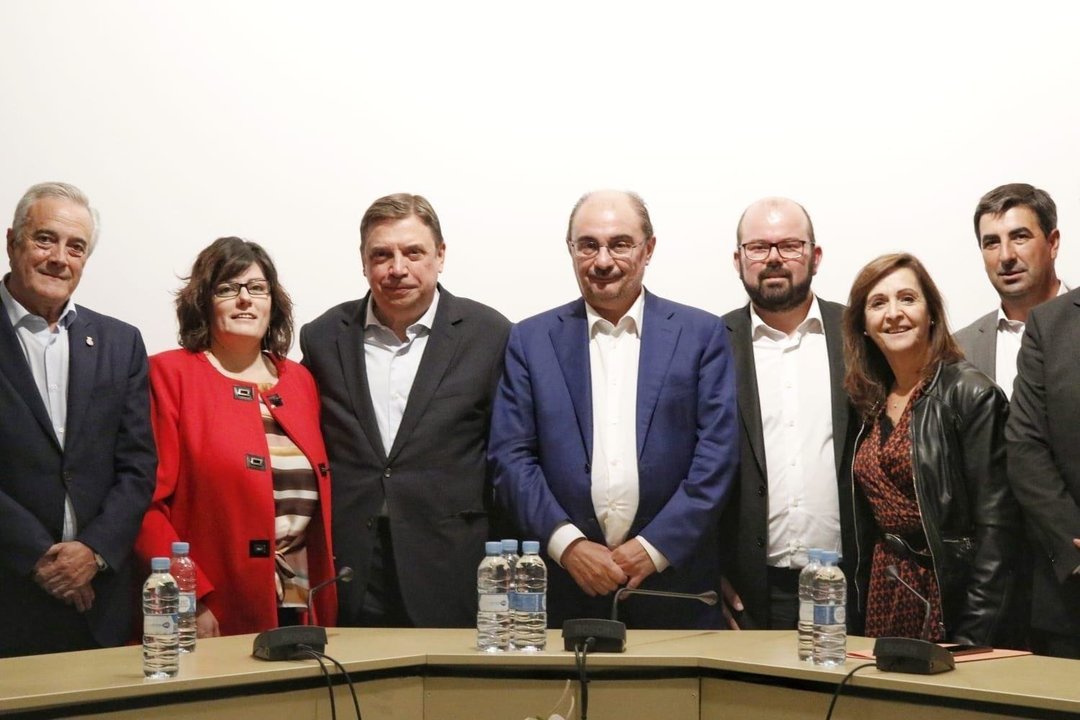 Luis Planas y Javier Lambán con otros miembros y cargos públicos del PSOE.