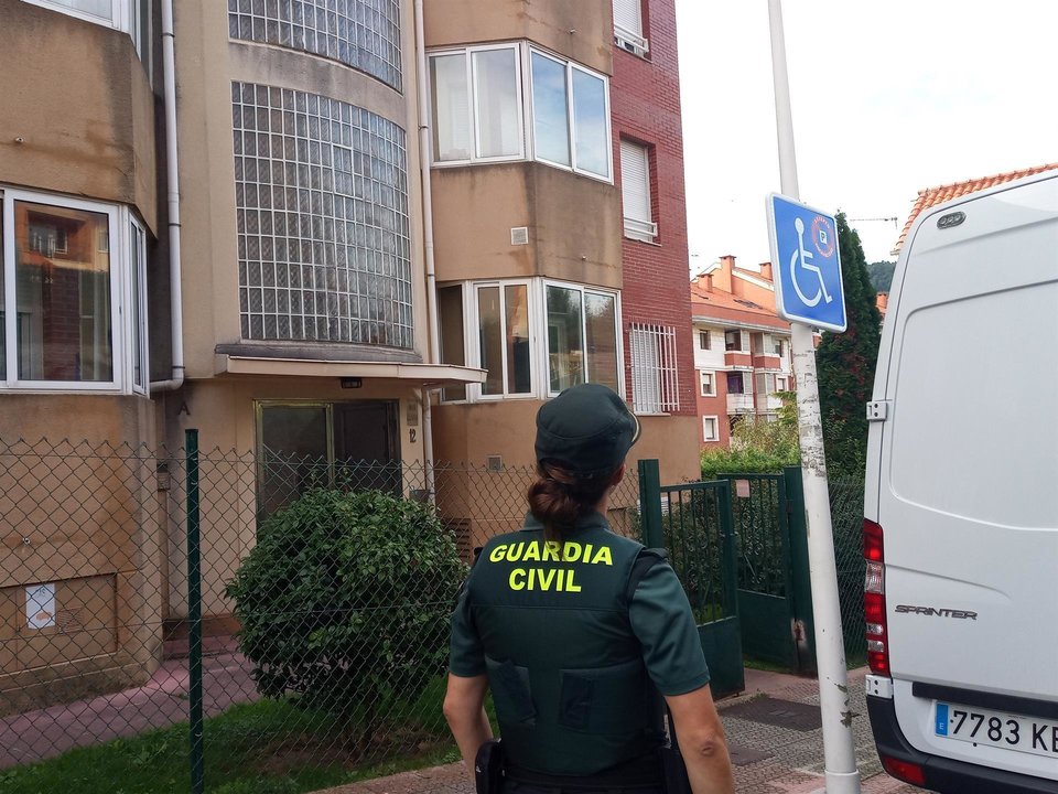 La Guardia Civil registra la vivienda donde residía la pareja en Castro Urdiales
