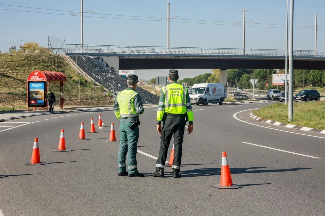 Dos agentes de la  Guardia Civil de Tr&aacute;fico en medio de la carretera durante la campa&ntilde;a especial de la DGT de vigilancia y control de furgonetas, en el Km 0,1 de la M-511, en Madrid, a 28 de octubre de 2019.