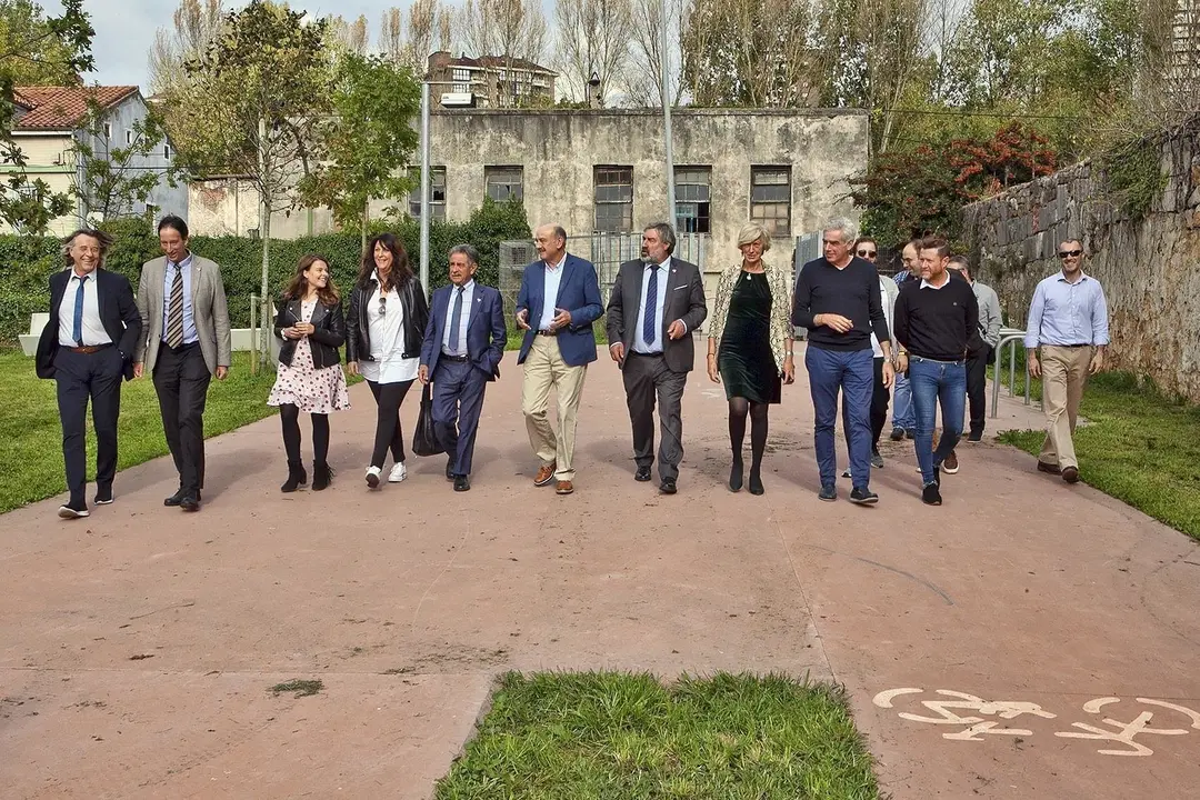 El secretario general del PRC, Miguel &Aacute;ngel Revilla, y el candidato al Congreso, Jos&eacute; Mar&iacute;a Maz&oacute;n, acompa&ntilde;ados de otros cargos del partidos, visitan La Remonta