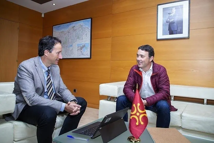 El consejero, Jos&eacute; Luis Gochicoa, y el alcalde, Fernando Franco, estudian las necesidades de Valdeola