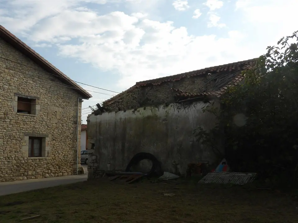 Una de las edificaciones que se va a demoler en Suances