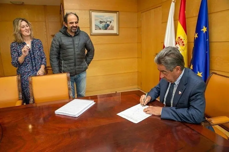 El presidente de Cantabria, Miguel &Aacute;ngel Revilla, con los representantes de la Asociaci&oacute;n DCERCA