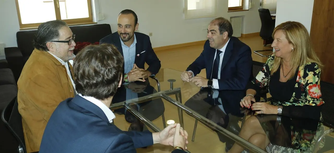 El alcalde de Torrelavega, Javier L&oacute;pez Estrada, se re&uacute;ne con el presidente de ATA, Lorenzo Amor, y con su hom&oacute;loga en Cantabria, Ana Cabrero