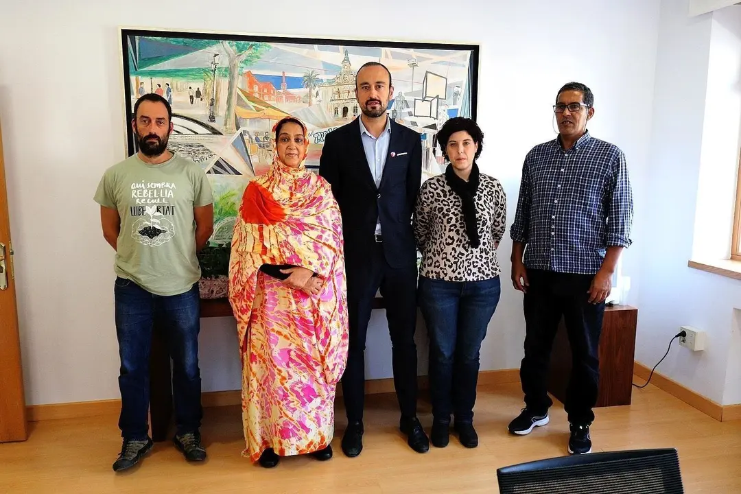 El alcalde de Torrelavega, Javier L&oacute;pez Estrada, con representantes del pueblo saharaui