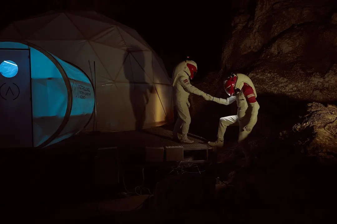 Participantes en progrmas de Astroland, la agencia interplanetaria, en la cueva de Arredondo, en Cantabria