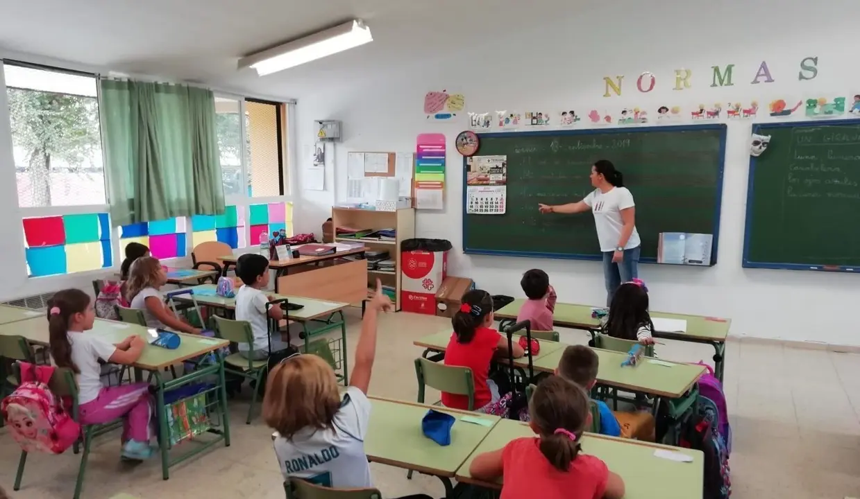 Una profesora da clases a alumnos de Primaria en un colegio de C&oacute;rdoba.