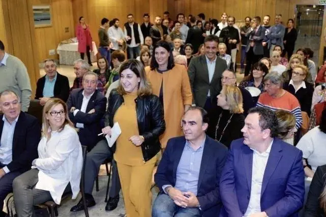 Buruaga, Igual y Movell&aacute;n en un encuentro con militantes de los distritos de Santander