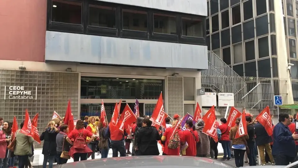 concentracion sindical ante sede ceoe