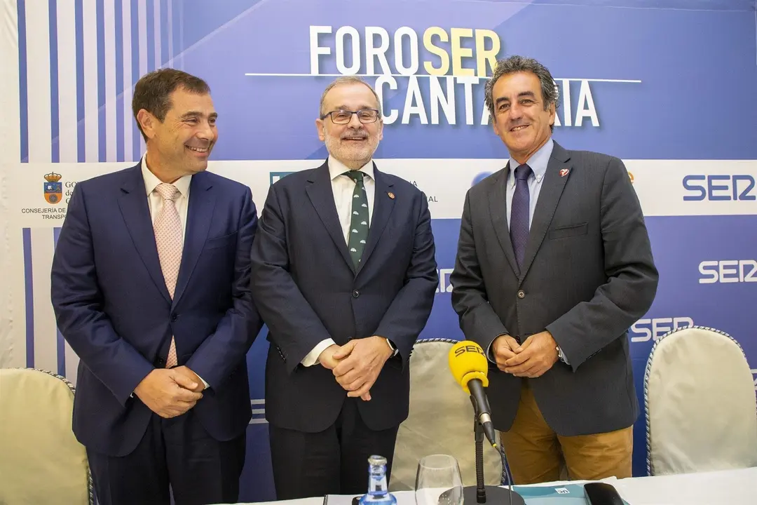 El rector de la UC, Angel Pazos, con el consejero de Industria, Francisco Mart&iacute;n, en el Foro Ser Cantabria