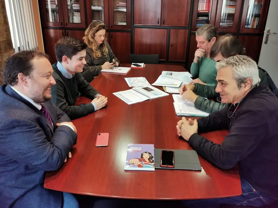 El candidato de Cs por Cantabria al Congreso, Rub&eacute;n G&oacute;mez, se re&uacute;ne con el secretario general de CCOO, Carlos S&aacute;nchez, y miembros del sindicato en el comit&eacute; de empresa de Adif y Renfe Operadora en Cantabria
