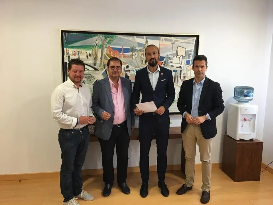 El alcalde de Torrelavega, Javier L&oacute;pez Estrada; y el concejal de Dinamizaci&oacute;n, Jes&uacute;s S&aacute;nchez, junto a Jes&uacute;s L&oacute;pez Medel y Sancho Michell