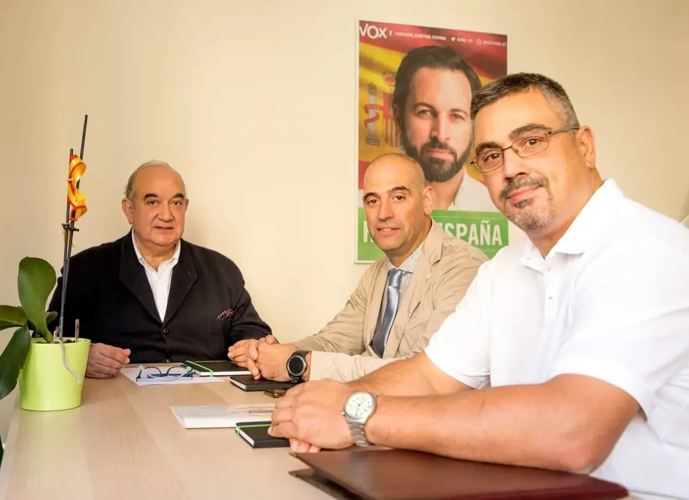 El candidato de Vox por Cantabria el 10N se re&uacute;ne con Uni&oacute;n de Oficiales de la Guardia Civil