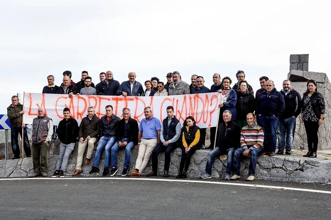 Los cabezas de lista del PRC al Congreso y al Senado, Jos&eacute; Mar&iacute;a Maz&oacute;n y Fernando Fern&aacute;ndez, junto a otros cargos regionalistas, en Los Tornos