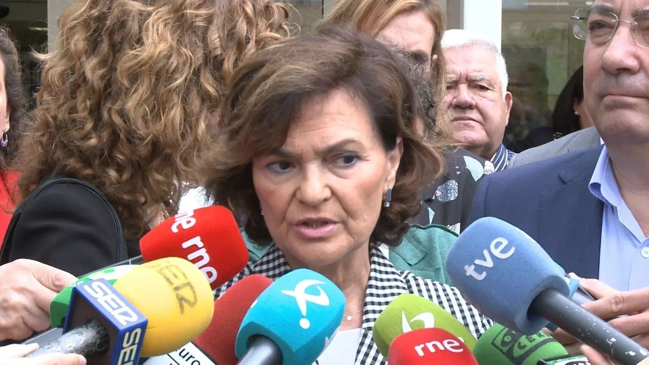 La vicepresidenta del Gobierno, Carmen Calvo, atiende a los medios tras visitar la Asociaci&oacute;n Regional de Enfermos de Parkinson de Extremadura