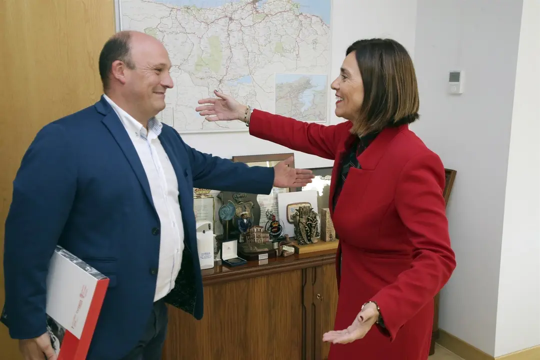 Reuni&oacute;n consejera de Presidencia, Paula Fern&aacute;ndez, y alcalde de Santillana del Mar