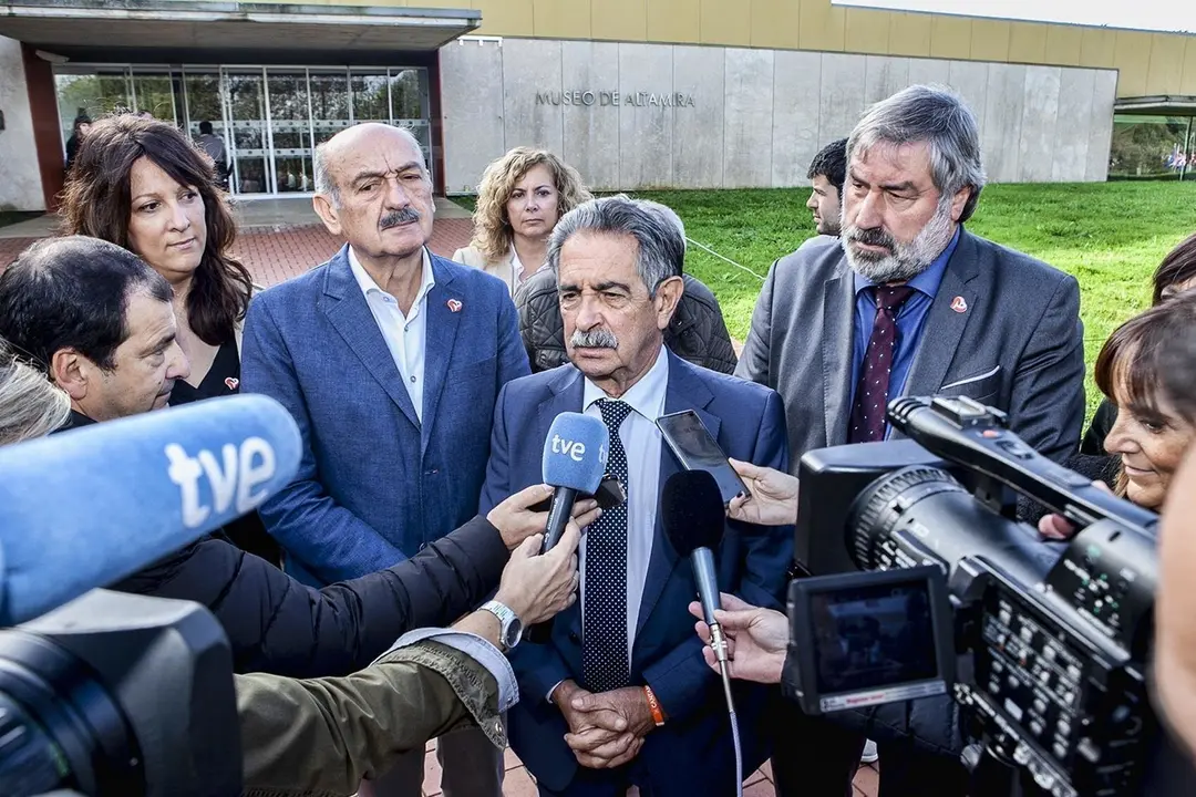Revilla, Mz&oacute;n y Fern&acute;ndez frente al Museo Altamira