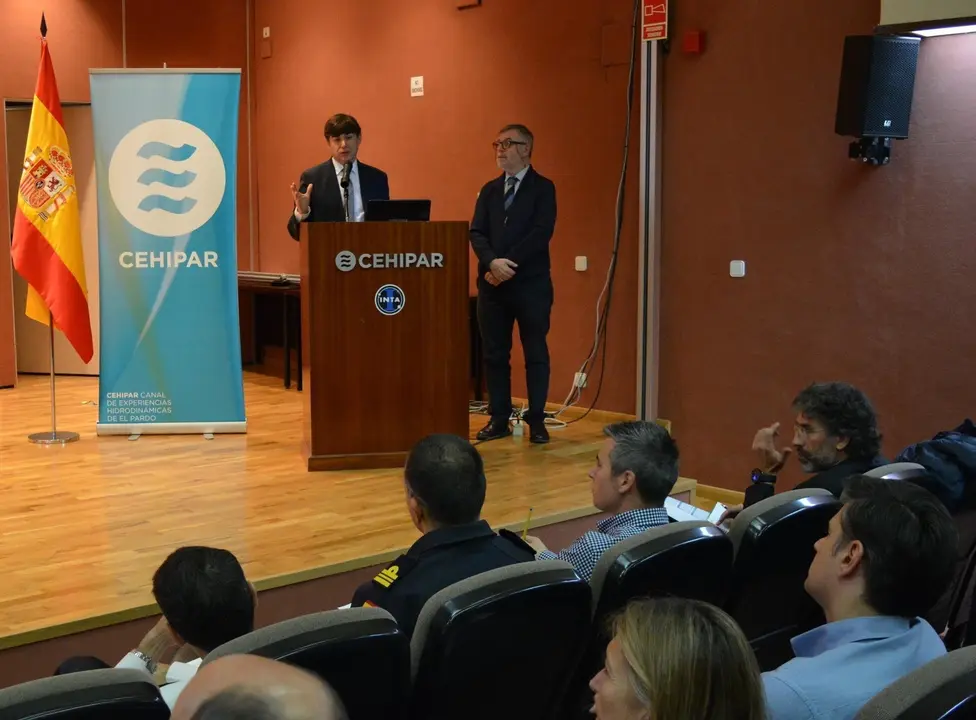 El presidente del CID (en el atril) y el doctor Velasco, durante la presentaci&oacute;n del cl&uacute;ster ante el grupo de expertos en operaciones submarinas del Programa BARRACUDA