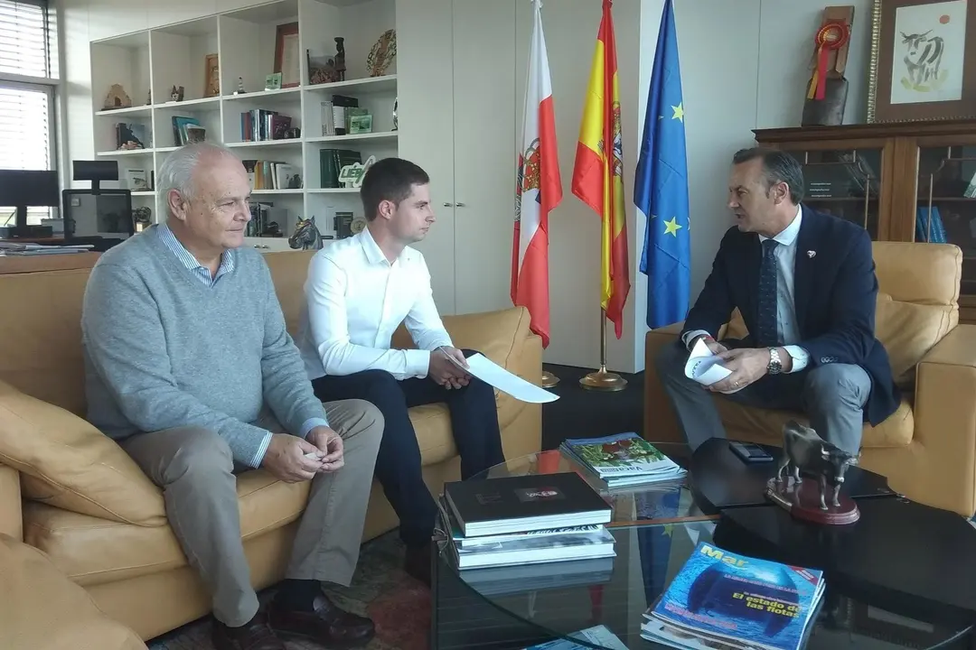 El consejero de Desarrollo Rural, Ganader&iacute;a, Pesca, Alimentaci&oacute;n y Medio Ambiente, Guillermo Blanco, recibe al alcalde de Rasines, Sergio Castro