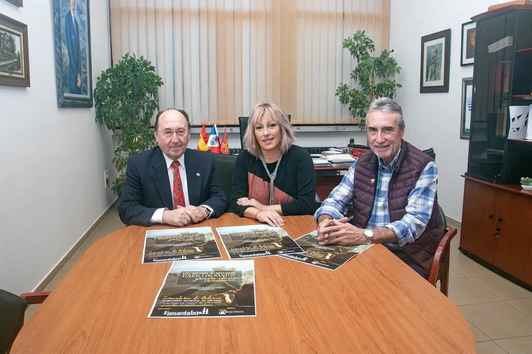 El presidente de Funcantabria, la alcaldesa y el concejal de Obras en la presentaci&oacute;n de la actividad 'Una melod&iacute;a al recuerdo'
