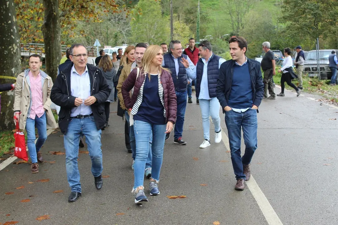 Pedro Casares y miembros del PSOE en Arredondo