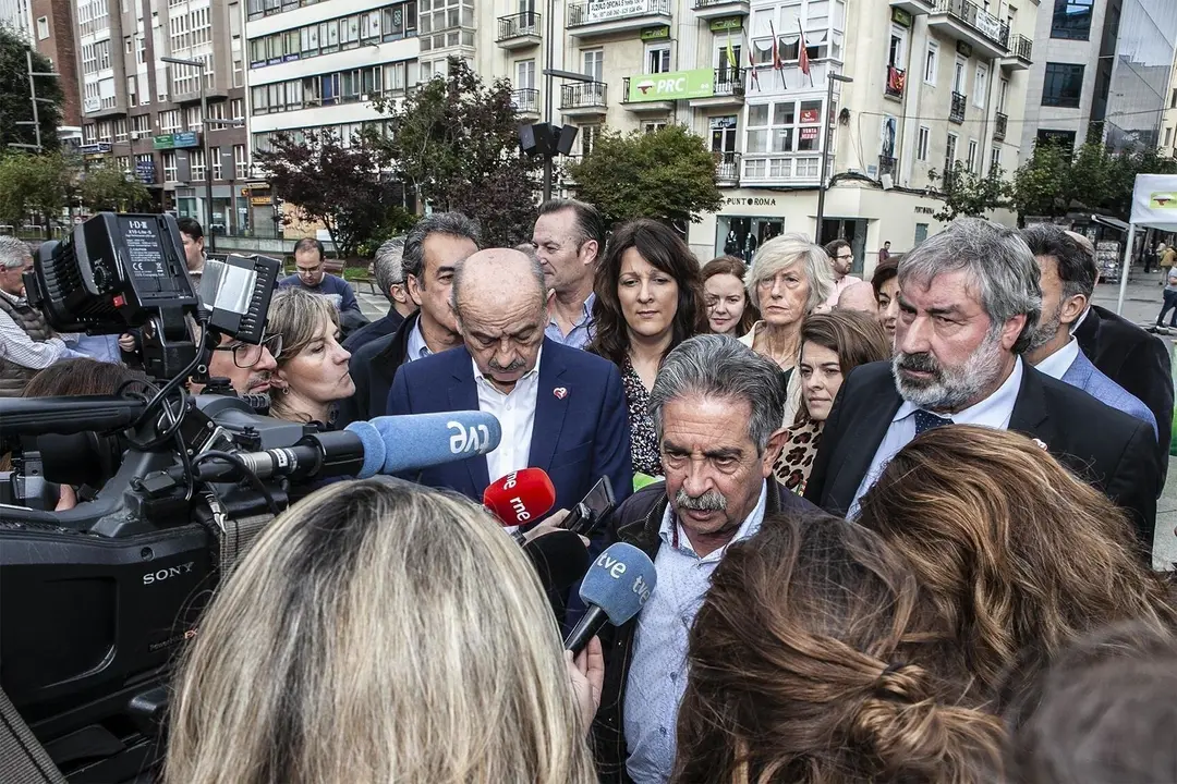 El l&iacute;der del PRC y presidente de Cantabria, Miguel &Aacute;ngel Revilla, y el candidato regionalista al Congreso, Jos&eacute; Mar&iacute;a Maz&oacute;n, junto al cabeza de lista al Senado, Fernando Fern&aacute;ndez