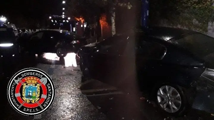 Accidente de tr&aacute;fico: coche que de madrugada colisiona con otros aparcados en Reina Victoria en Santander.
