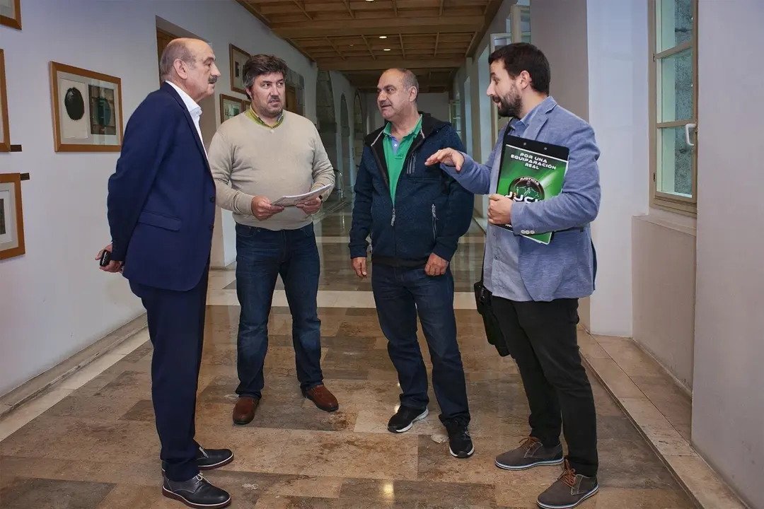 Maz&oacute;n con representantes de Jusapol que piden la equiparci&oacute;n salarial de guardias civiles y polic&iacute;as nacionales