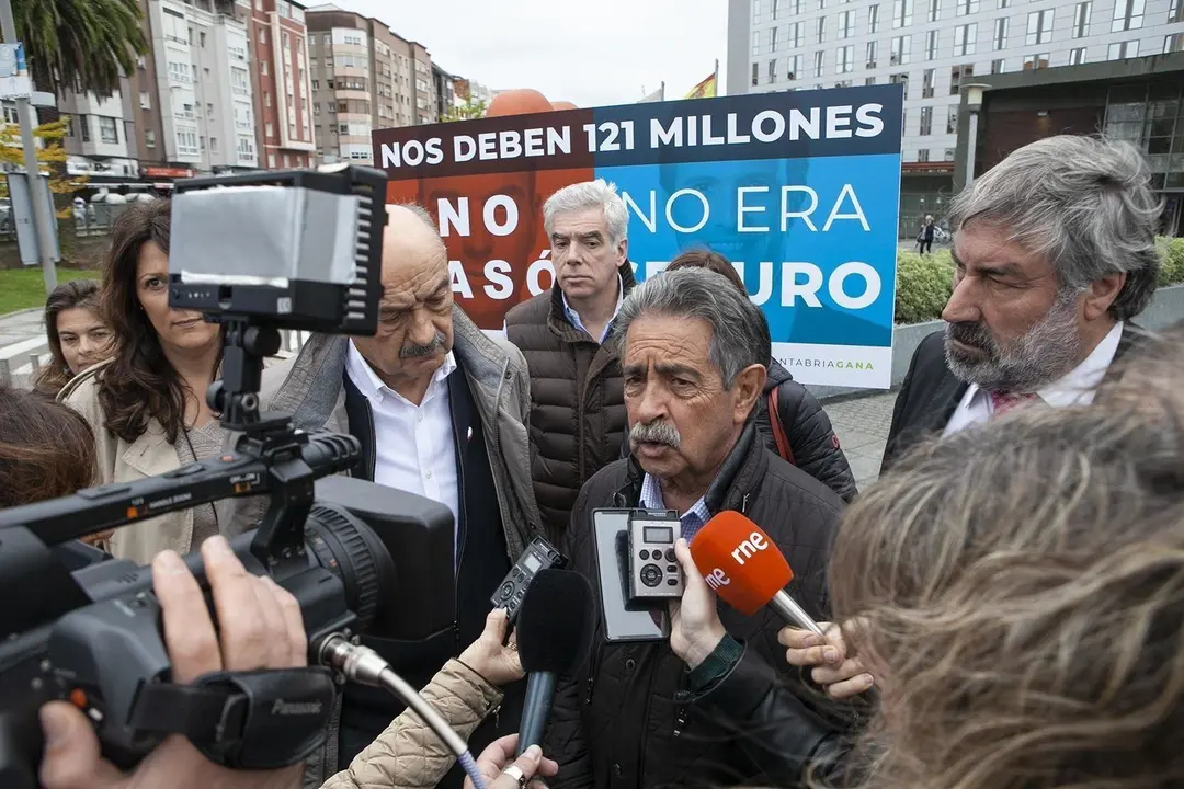 Revilla y Maz&oacute;n en declaraciones a los medios de comunicaci&oacute;n en Valdecilla