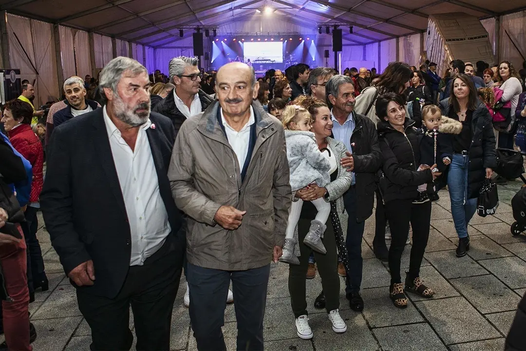 Fernando Fern&aacute;ndez, Jos&eacute; Mar&iacute;a Maz&oacute;n y Miguel &Aacute;ngel Revilla en un acto electoral en Noja
