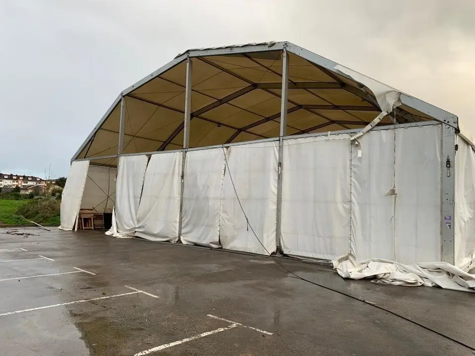 Destrozos del viento en una carpa de Renedo