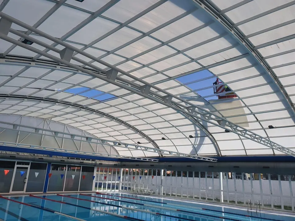 Da&ntilde;os en la piscina municipal de Renedo causados por el viento