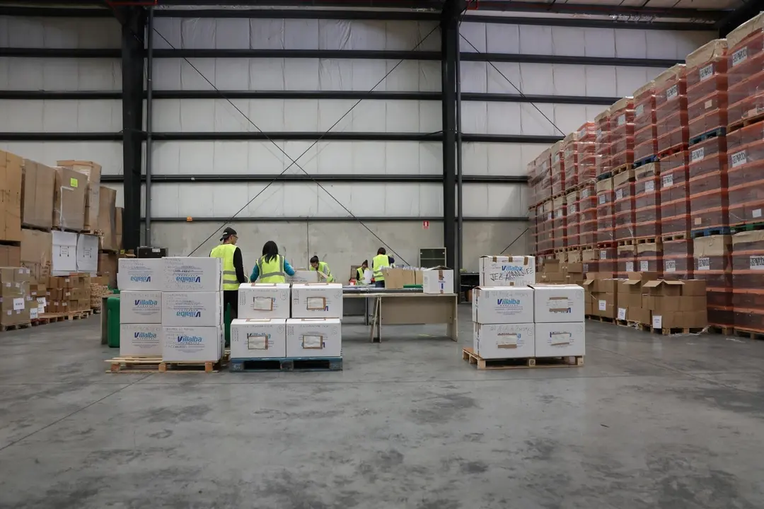 Trabajadores en el centro log&iacute;stico de las p&oacute;ximas elecciones generales del 10N en Alcal&aacute; de Henares (Madrid), a 31 de octubre de 2019.