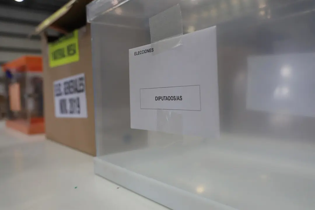 Urna de los diputados/as, en el centro log&iacute;stico de las p&oacute;ximas elecciones generales del 10N en Alcal&aacute; de Henares (Madrid)