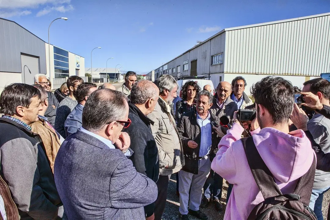 Revilla y otros dirigentes del PRC en el Pol&iacute;gono de la Vega