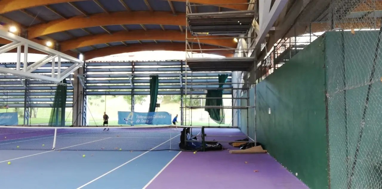 Desperfectos en pistas de tenis de Astillero.