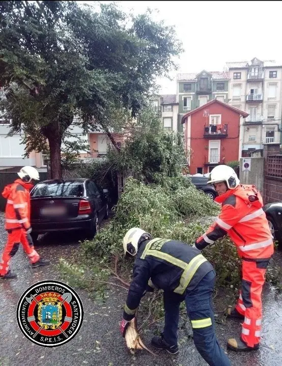 Los bomberos de Santander atienden una incidencia durante la guardia
