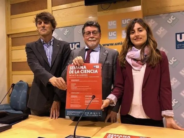 El decano de la Facultad de Ciencias de la UC, Francisco Matorras (izda); el vicerrector de Investigaci&oacute;n y Transferencia de Conocimiento, Javier Le&oacute;n (centro), y la coordinadora de Unidad de Cultura Cient&iacute;fica y de la Innovaci&oacute;n, Beatriz Salas (derecha)