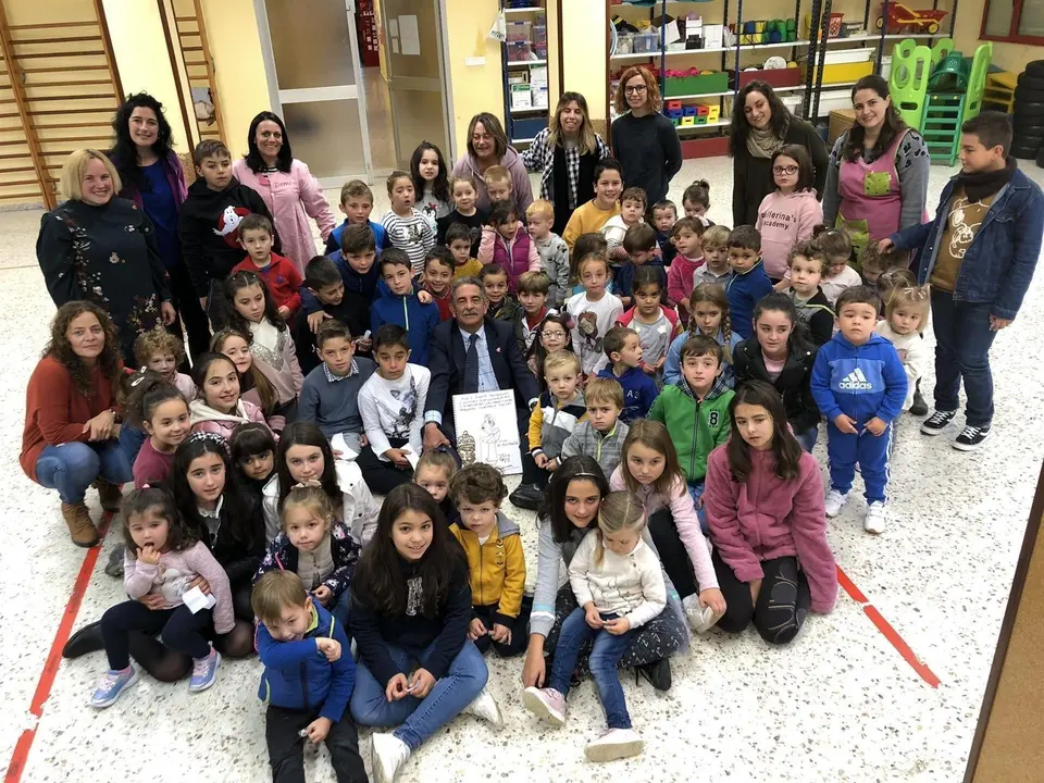 El presidente de Cantabria, Miguel &Aacute;ngel Revilla, con alumnos de Infantil y Primaria del colegio 'Valle del Nansa' de Puentenansa, en el municipio de Rionansa