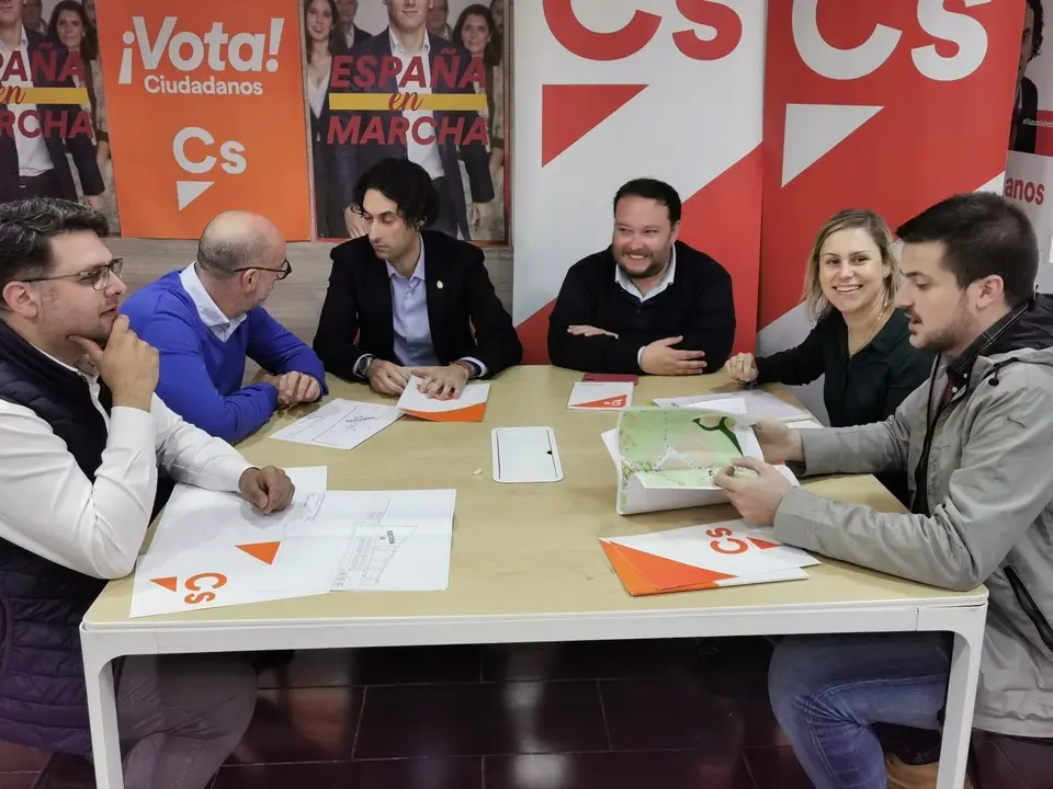 El candidato de Cs Cantabria al Congreso Rub&eacute;n G&oacute;mez con el equipo de Gobierno de Astillero, con el alcalde, Javier Fern&aacute;ndez Sober&oacute;n, a la cabeza